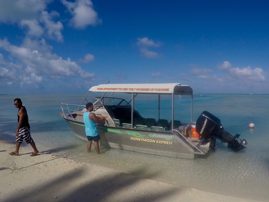Kia Orana boat is the best way to navigate around the islets.